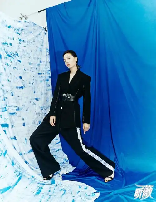 昕薇十月刊封面人物李斯丹妮##李斯丹妮未来感先锋妆容