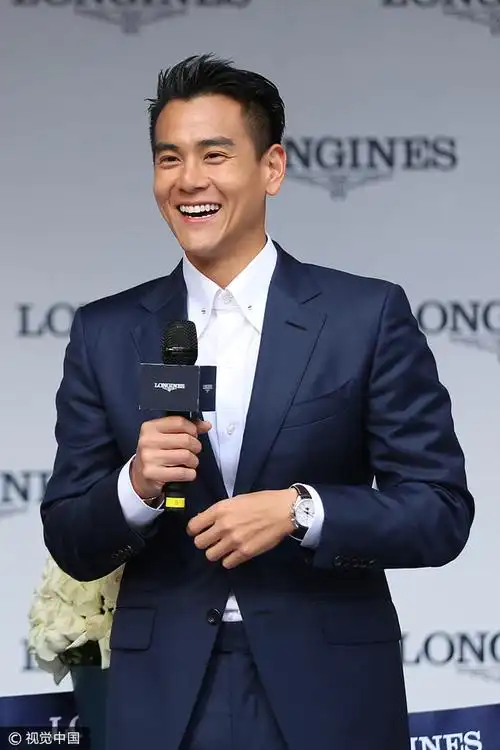 彭于晏藏蓝色西装白衬衫 帅气撩人