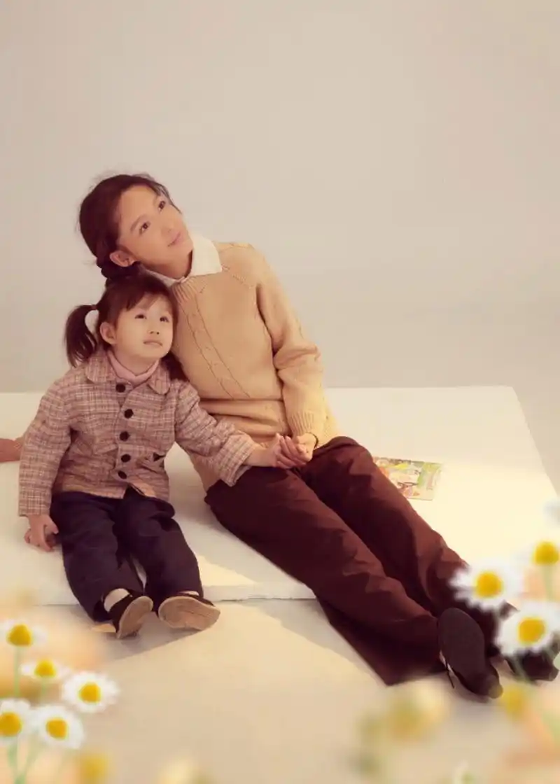李沁和剧中的女儿合影,抱着孩子一脸和善笑容,一看就是好性格的姑娘.