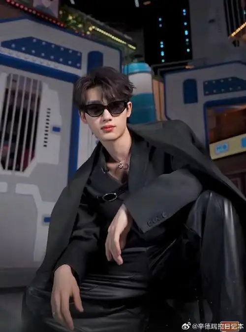 丁程鑫一款小孩总#将头发梳成大人模样,穿上一身帅气西装,小孩总的