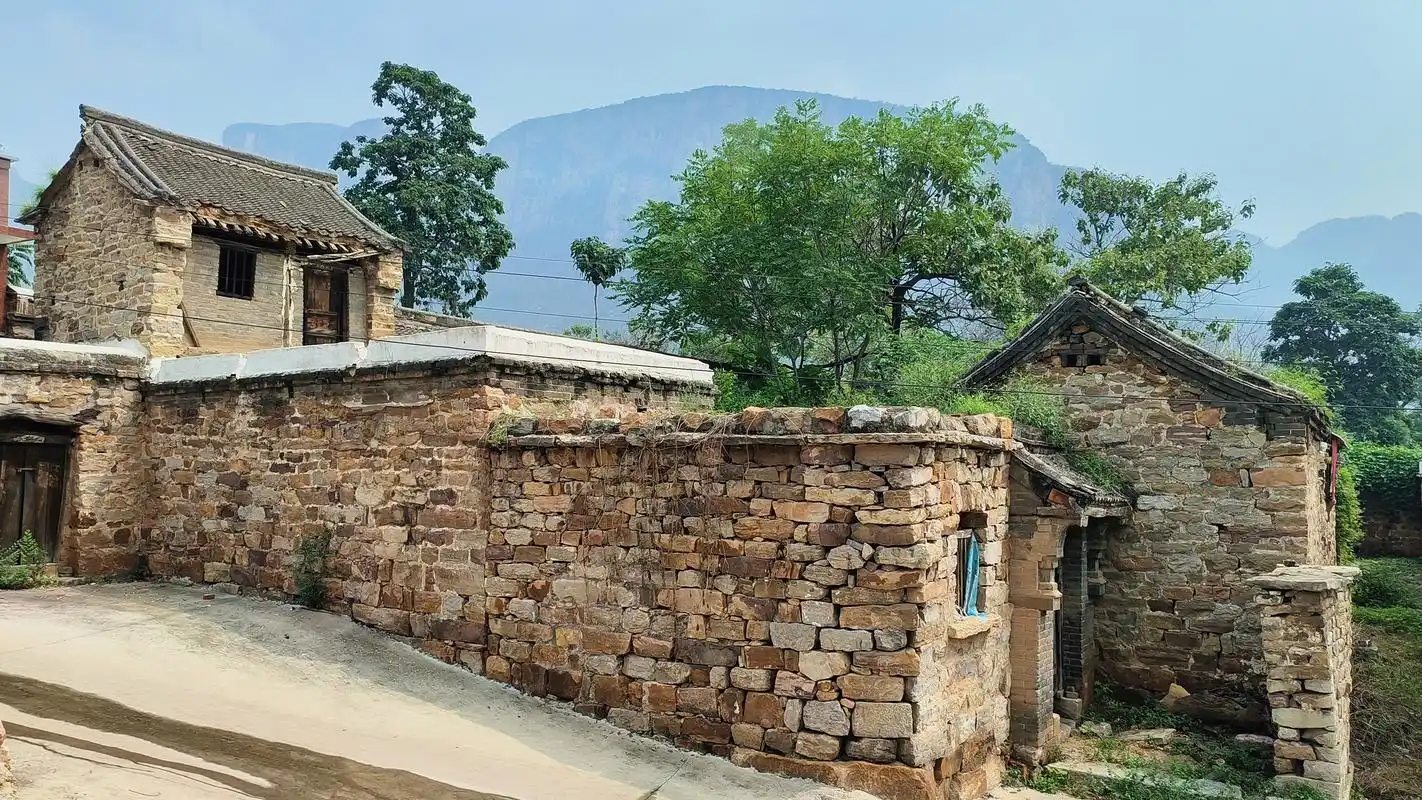 邢台沙河北盆水,青山环侍石楼群,绿水绕廓古村落