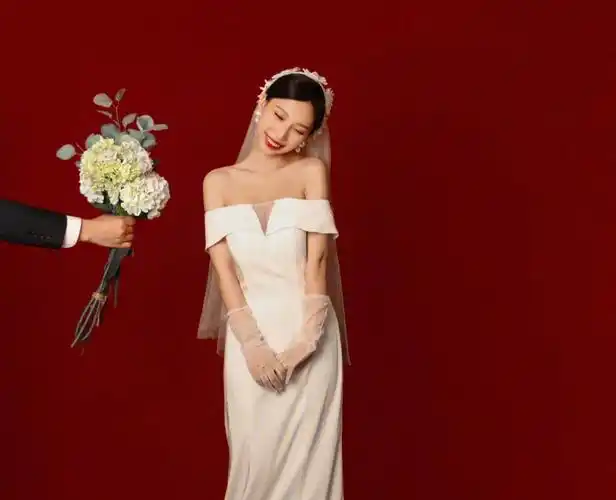 经典红色背景婚纱照