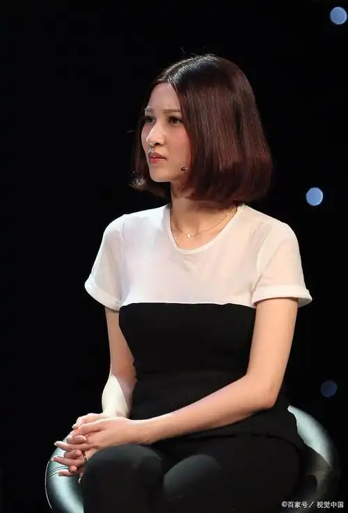 庄心妍,原名庄群施,是一位台湾的女歌手,出生于1987年.