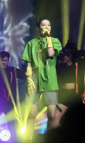 李斯丹妮帅出男友感穿荧光绿连体裤走嘻哈风真潮