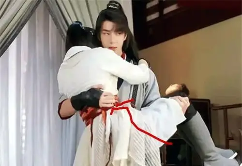 王一博公主抱赵丽颖,谁注意他手放的位置,教养是装不出来的