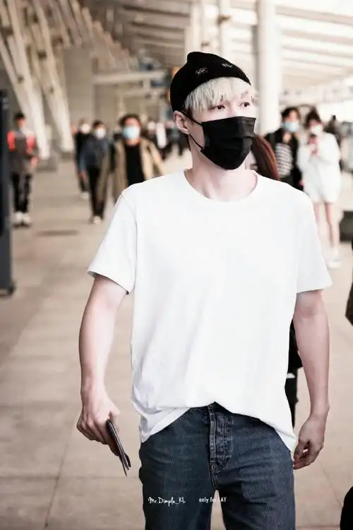 张艺兴白发毛线帽机场饭拍