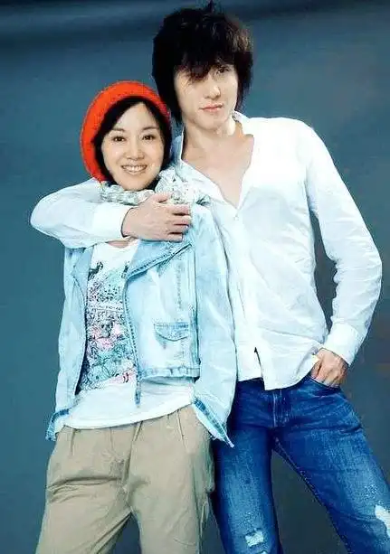 闫妮女儿大学毕业照曝光曾被认为外形不如妈妈22岁变成大美女