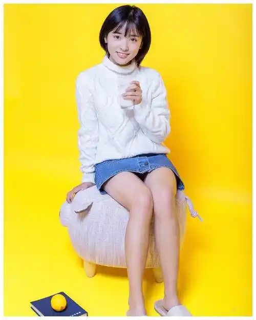 原创活在精修下的女艺人沈月穿同款纱裙修图前后身高却相差5cm