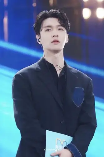 张艺兴的骨相绝美,眉骨轮廓比较硬朗,但是偏偏长了一双含情目.