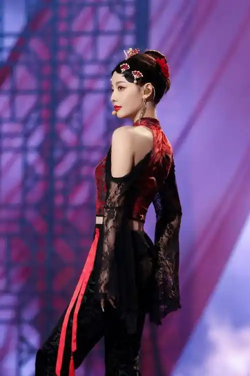 张嘉倪媚骨天成,一组青花瓷一组改良旗袍,2套国风扮相美艳绝伦_造型