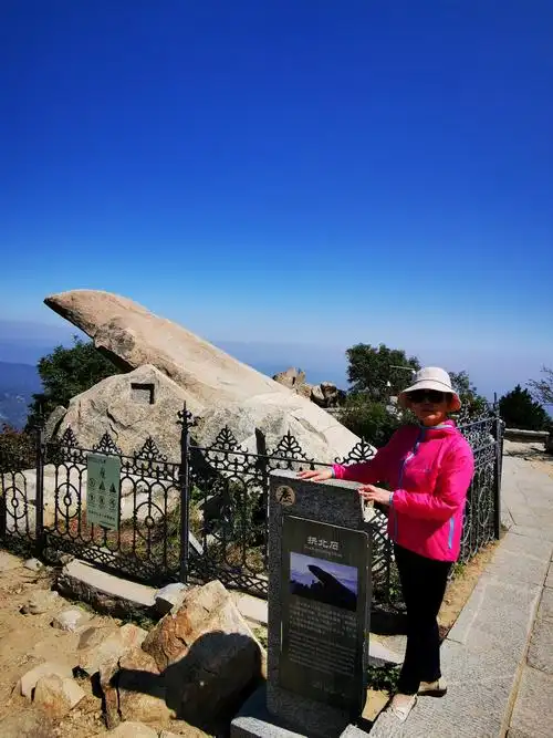 拱北石形似一只蹲在地上的青蛙,故又叫青蛙石.