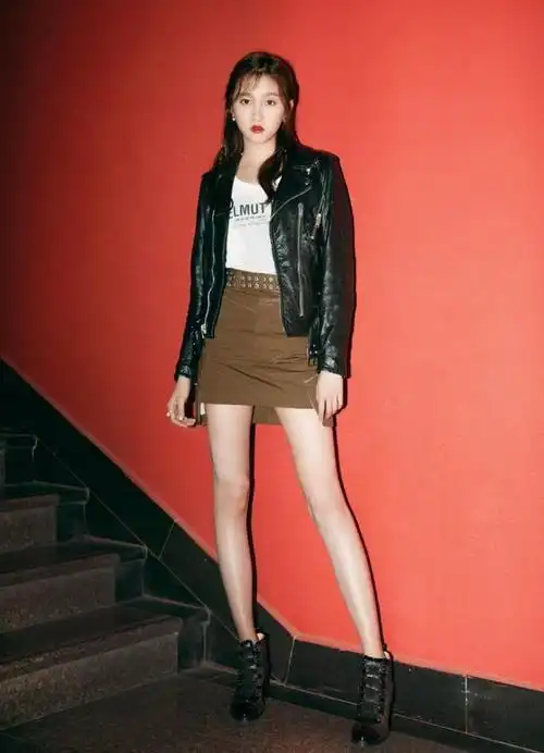 关晓彤亮相机场皮衣搭配皮裤帅气又时髦实力演绎男友风穿搭