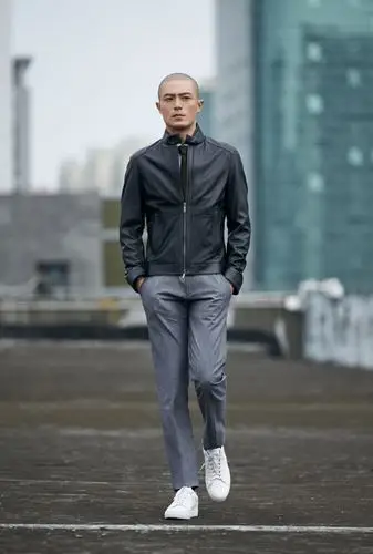 霍建华光头造型穿西装时尚写真图片