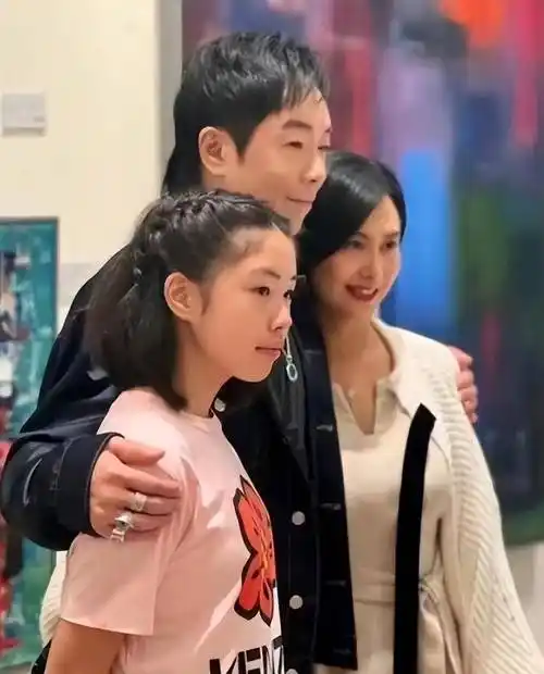 同一天露面的5个星二代,朱茵女儿最惹人爱,梧桐妹最会享受自由