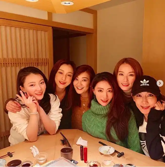 范玮琪与姐妹们的合照