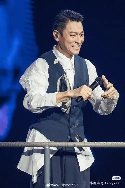 刘德华超话这是个喜欢拍视频多过拍照片的时代,但我就喜欢看照片,还是