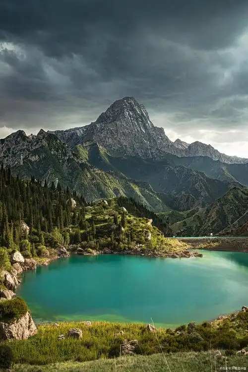 「自然奇观」追寻喀纳斯湖的宁静美景与神秘传说