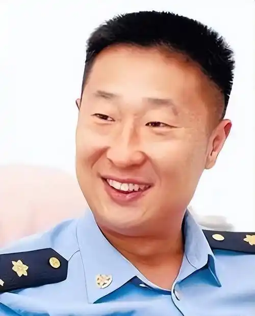 林永健对此是很向往的,他从小就想当演员,但同时也想成为一名军人.