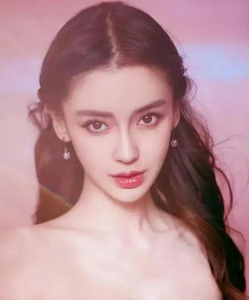 杨颖晒35岁生日照与父母儿子罕见同框小海绵露正脸像爸又像妈