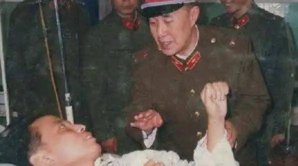 他是老山战斗英雄,春晚一首歌红遍全国,却遭人抹黑无奈隐退_徐良_敌人