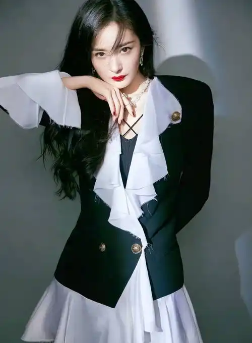 杨幂和弟弟魏大勋的互动,从一起喝奶茶到一起逛街,从一起穿同款衣服到