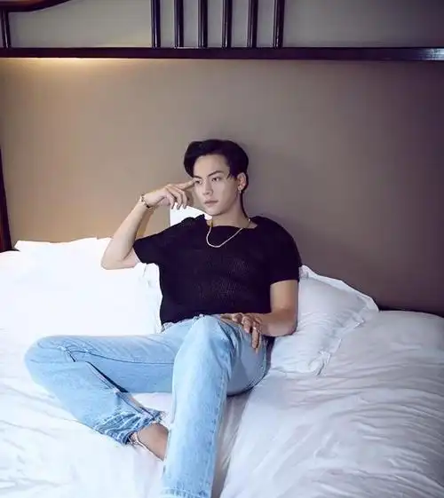 港星陈伟霆豪宅,客厅大到能遛狗,不拍戏得继承百亿资产