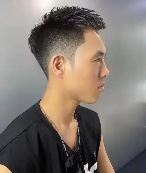 3,飞机头,也属于两边剪短中间打薄的发型类型,自然实用又利落,清爽