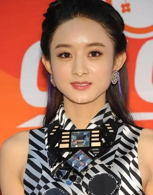 赵丽颖的时尚让人摸不透,流苏造型挺新潮,但脸蛋发圆,好似发福