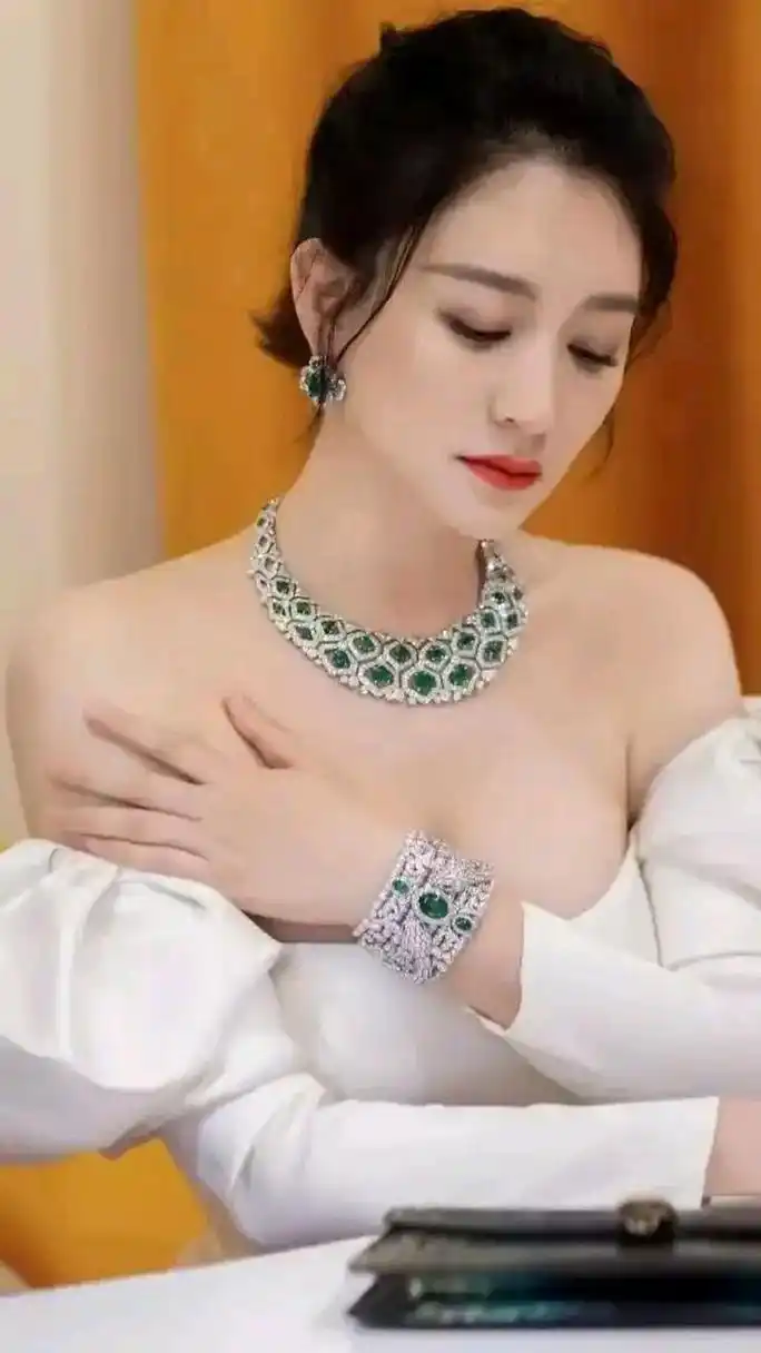 李小冉十四岁时,就已经这么漂亮了!清纯少女的感觉!