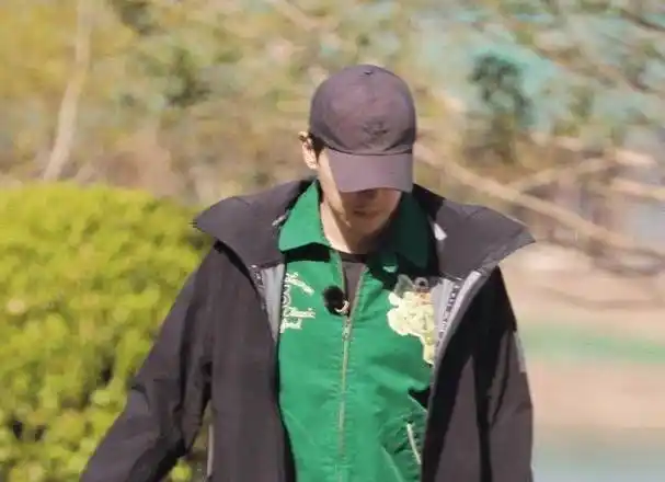 《极限挑战7》路透:邓伦素颜出镜太惊艳,但身材比例"翻车"了