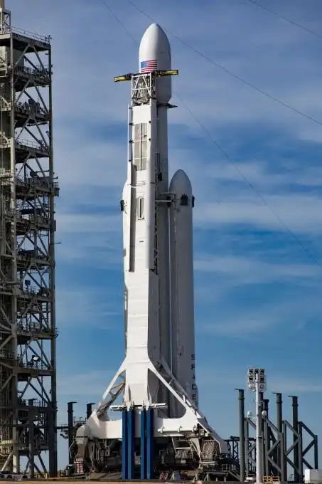 "猎鹰号"重型火箭蓄势待发 搭载特斯拉电动车