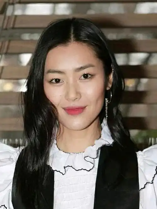 众所周知,刘雯的颧骨比较高,但是她的脸型被称为高级_圈子-新氧美容