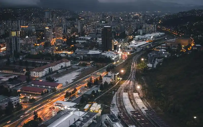 壁纸 城市在晚上,建筑物,道路,铁路 3840x2160 uhd 4k 高清壁纸, 图片