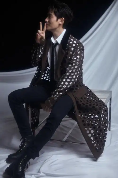 朱一龙镂空风衣时尚写真图片