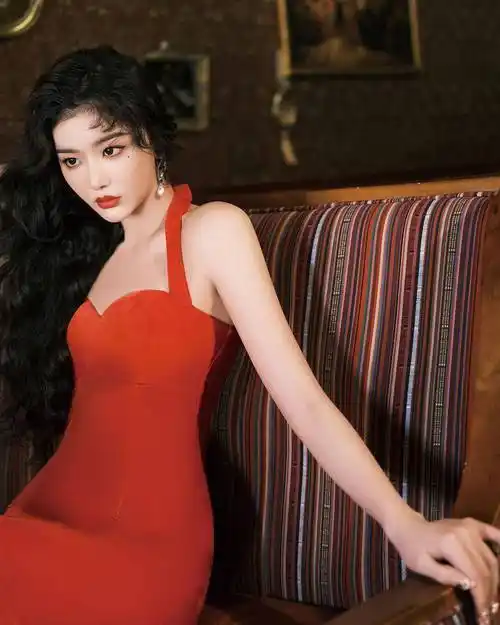 孔雪儿元宵节写真曝光红裙大波浪化身港风美人