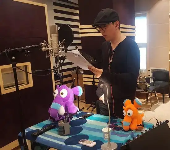 华少配音工作照