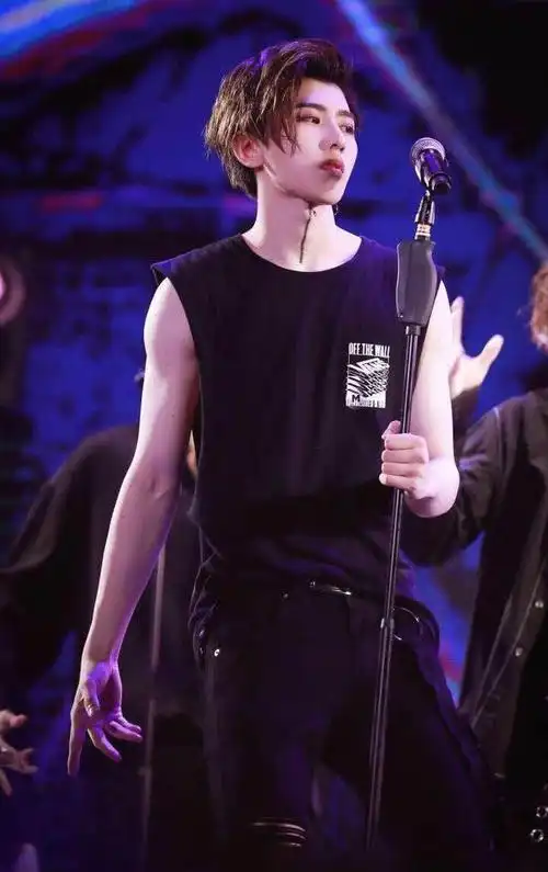 蔡徐坤喉结拉链纹身让粉丝不淡定网友:人好看不就行了