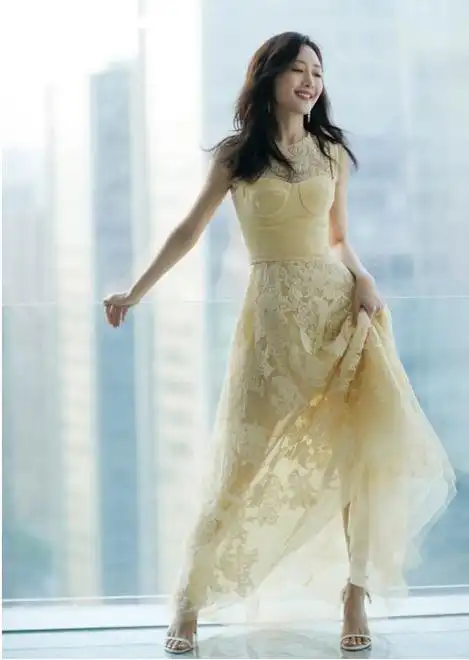 王鸥带火了内衣外穿奶黄色纱裙美出天际巴掌腰惹人羡