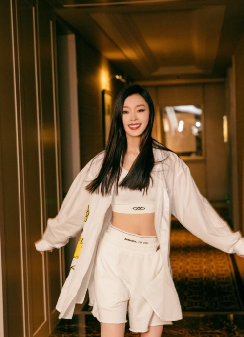 宋轶日常私服照,假两件短裤个性十足,慵懒不乏精致感|宋轶|假两件