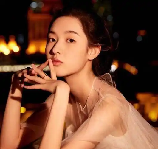 换下校服后戴眼镜,模样美到不敢认_王玉雯_扮相_气质