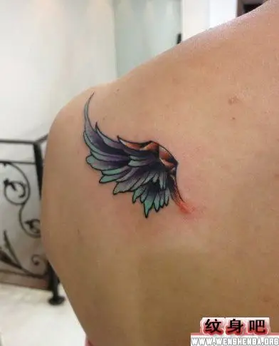 肩背小巧翅膀纹身图片