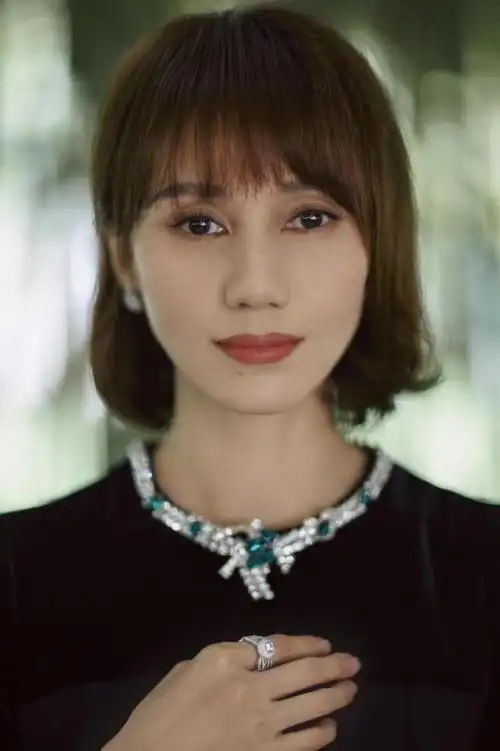 看了袁泉的打扮,我领悟了:衣收而不紧,出门穿金戴银,优雅大方