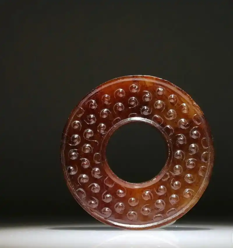 高古玉战汉红沁玉壁,沁色入骨铁锈红沁 玉质油润细密老熟度极高 - 抖