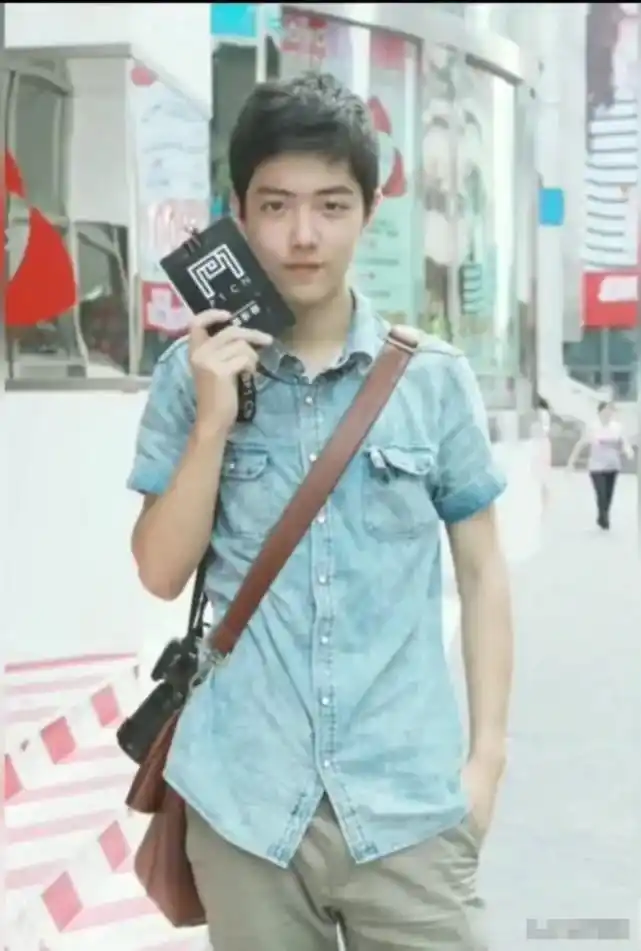 原创男神肖战出道前旧照,就算有点胖,依旧也很帅气和现在没有区别