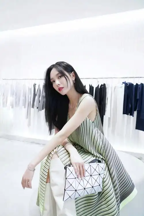 33岁王霏霏与31岁孟佳同框,温柔优雅pk利落帅气,都很有范!