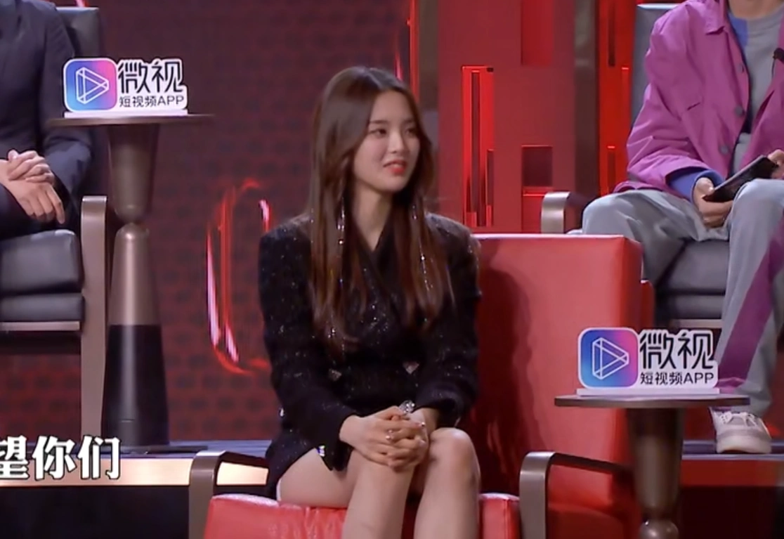 杨超越15cm短裤录制节目让人心疼,全程保持一个坐姿无奈大笑