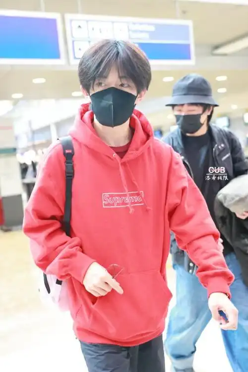 易烊千玺电影小小的我##易烊千玺皮衣街拍