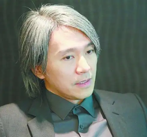 周星驰与17岁落选港姐约会 被曝不留聊天记录不准对方拍照录音