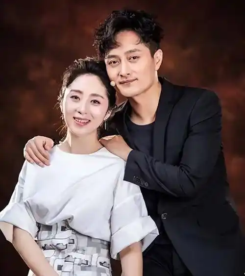 "草根歌手"云飞:前妻为他剖腹产又流产,到头来还是错付了_孩子_高月