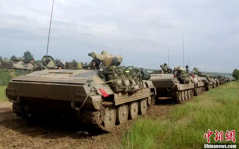 沈阳军区某装甲旅战车进行草原机动演练